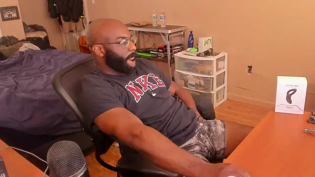 Snapshot of MrChuckDailyXXX chatting on January 4, 4:11 pm MrChuckDailyXXX online show from January 4, 4:11 pm