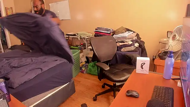 Snapshot of MrChuckDailyXXX chatting on February 2, 4:22 pm MrChuckDailyXXX online show from February 2, 4:22 pm