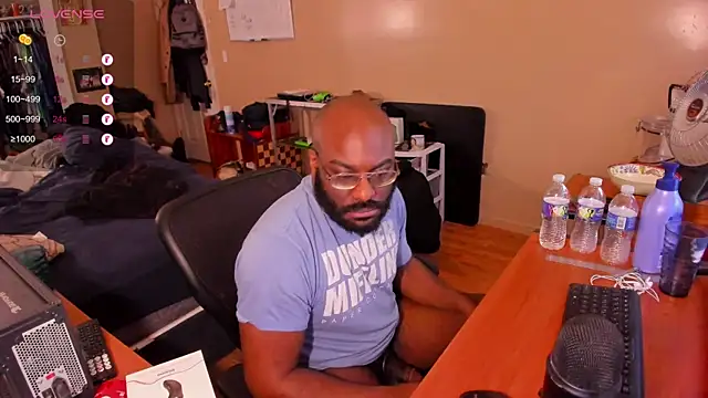 Snapshot of MrChuckDailyXXX chatting on February 8, 12:17 pm MrChuckDailyXXX online show from February 8, 12:17 pm