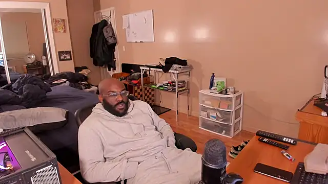 Snapshot of MrChuckDailyXXX chatting on February 15, 5:41 am MrChuckDailyXXX online show from February 15, 5:41 am