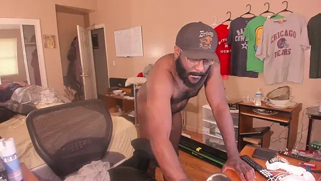 Snapshot of MrChuckDailyXXX chatting on October 3, 8:28 pm MrChuckDailyXXX online show from October 3, 8:28 pm