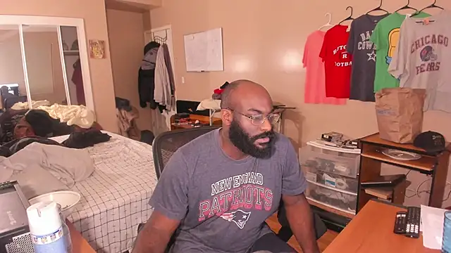 Snapshot of MrChuckDailyXXX chatting on October 6, 2:31 am MrChuckDailyXXX online show from October 6, 2:31 am