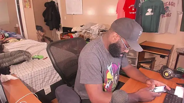 Snapshot of MrChuckDailyXXX chatting on October 9, 10:52 pm MrChuckDailyXXX online show from October 9, 10:52 pm