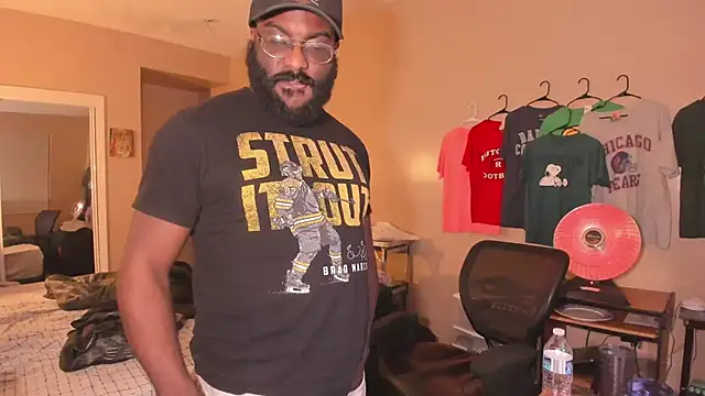 Snapshot of MrChuckDailyXXX chatting on December 2, 5:35 am MrChuckDailyXXX online show from December 2, 5:35 am