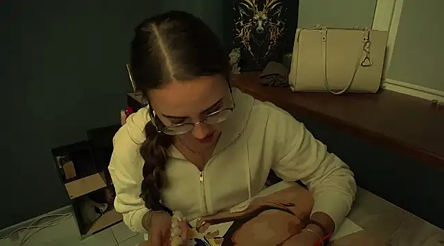 luxie milady online show from December 15, 1:43 pm