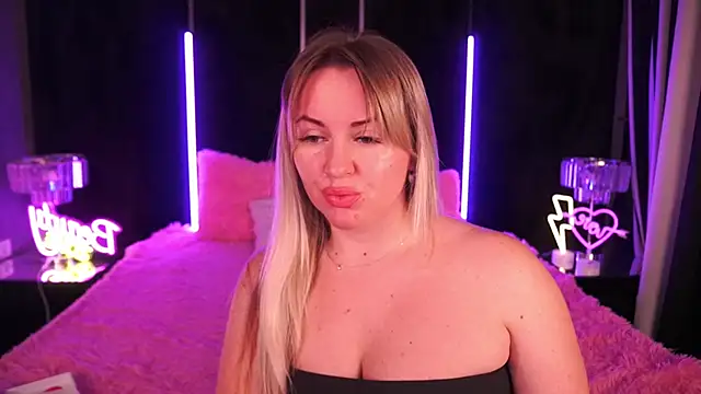 Snapshot of KiraCandyS chatting on February 4, 8:49 pm KiraCandyS online show from February 4, 8:49 pm