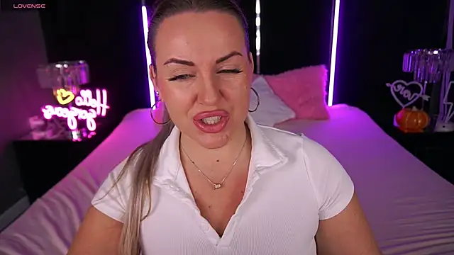 Snapshot of KiraCandyS chatting on November 7, 3:23 pm KiraCandyS online show from November 7, 3:23 pm