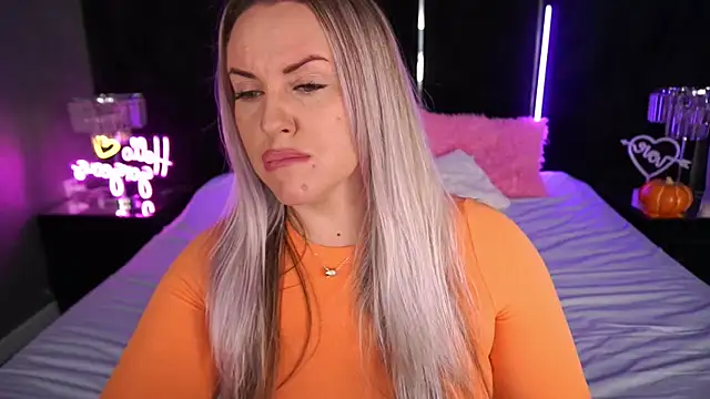 Snapshot of KiraCandyS chatting on November 8, 11:14 pm KiraCandyS online show from November 8, 11:14 pm