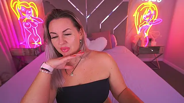 Snapshot of KiraCandyS chatting on November 24, 9:14 pm KiraCandyS online show from November 24, 9:14 pm