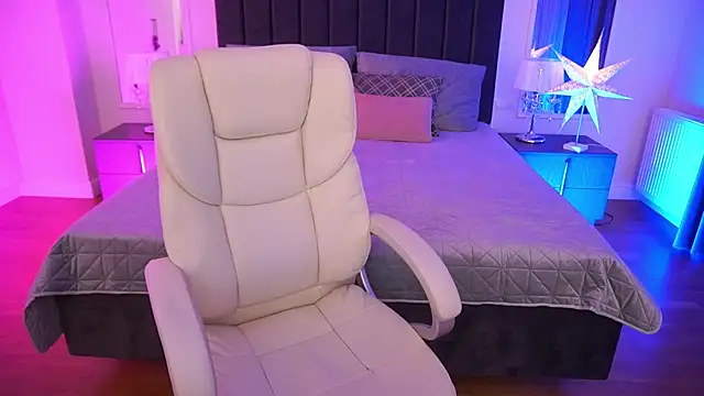 Snapshot of KiraCandyS chatting on December 13, 7:53 pm KiraCandyS online show from December 13, 7:53 pm