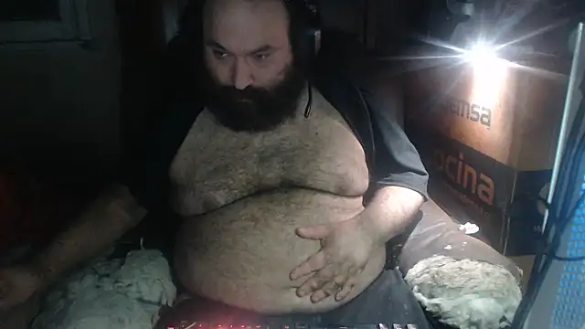 Snapshot of hairyhulk chatting on June 5, 11:32 pm hairyhulk online show from June 5, 11:32 pm