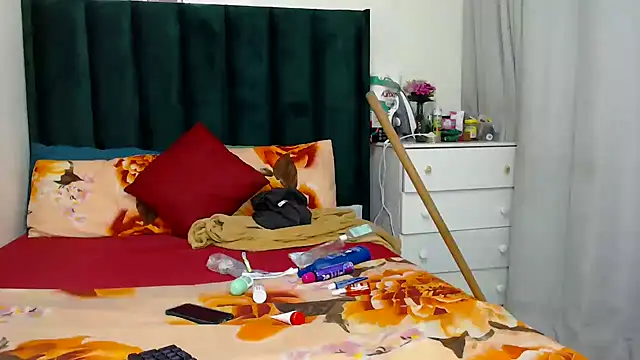 Snapshot of GaggingQueenxx chatting on November 26, 1:34 pm GaggingQueenxx online show from November 26, 1:34 pm