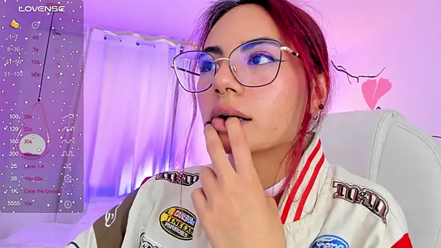 Snapshot of sophiecherry_ chatting on December 5, 9:17 pm sophiecherry online show from December 5, 9:17 pm