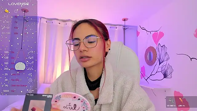 Snapshot of sophiecherry_ chatting on December 6, 9:35 pm sophiecherry online show from December 6, 9:35 pm