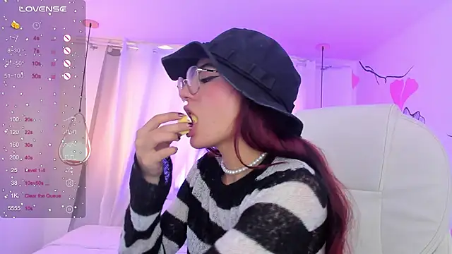 Snapshot of sophiecherry_ chatting on December 7, 7:32 pm sophiecherry online show from December 7, 7:32 pm