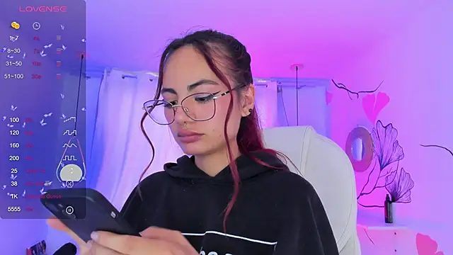 Snapshot of sophiecherry_ chatting on December 16, 9:52 pm sophiecherry online show from December 16, 9:52 pm