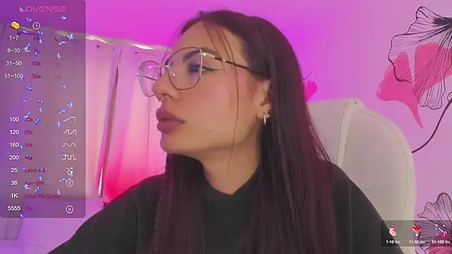 Snapshot of sophiecherry_ chatting on December 20, 9:17 pm sophiecherry online show from December 20, 9:17 pm