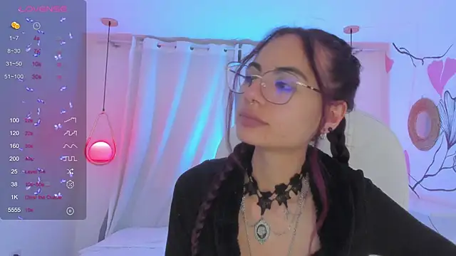 Snapshot of sophiecherry_ chatting on December 23, 10:33 pm sophiecherry online show from December 23, 10:33 pm