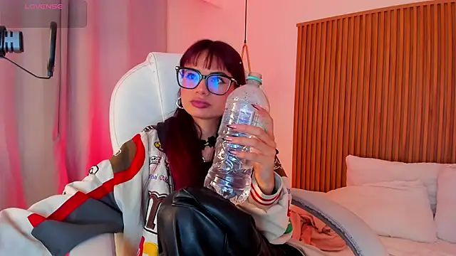 Snapshot of sophiecherry_ chatting on November 15, 8:27 pm sophiecherry online show from November 15, 8:27 pm