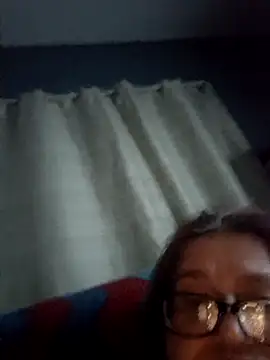 Snapshot of mcv131985 chatting on February 7, 7:45 am mcv131985 online show from February 7, 7:45 am