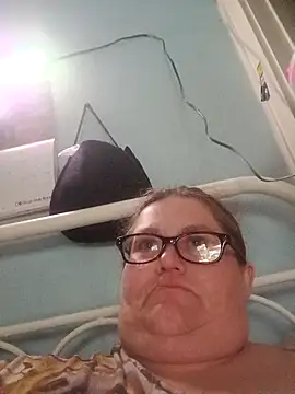 Snapshot of mcv131985 chatting on April 8, 6:57 am mcv131985 online show from April 8, 6:57 am