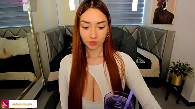 Snapshot of _Antonnela_ chatting on May 4, 9:00 pm Antonnela online show from May 4, 9:00 pm