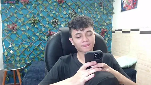 Snapshot of Waturox chatting on February 6, 8:02 pm Waturox online show from February 6, 8:02 pm