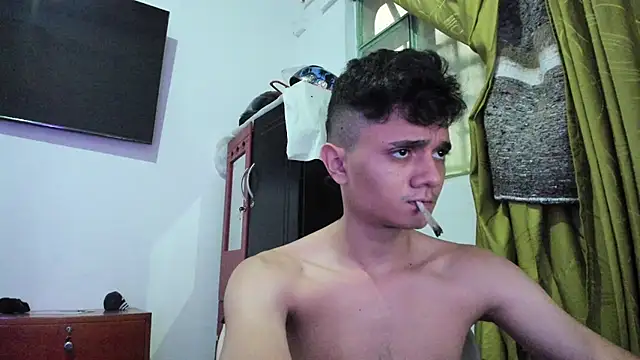 Snapshot of Waturox chatting on November 17, 11:54 pm Waturox online show from November 17, 11:54 pm