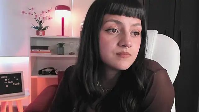 nahiapaws online show from February 5, 7:18 pm