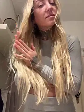 Snapshot of ElenaHaze chatting on December 18, 8:09 am ElenaHaze online show from December 18, 8:09 am