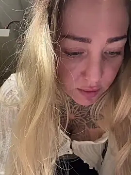 Snapshot of ElenaHaze chatting on December 31, 10:04 am ElenaHaze online show from December 31, 10:04 am