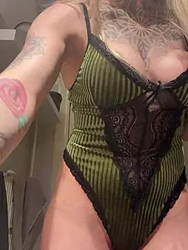 Snapshot of ElenaHaze chatting on January 3, 4:37 pm ElenaHaze online show from January 3, 4:37 pm