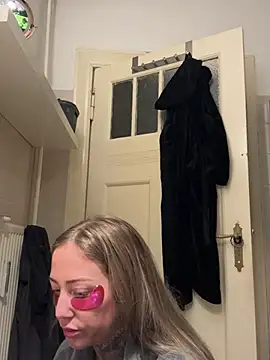 Snapshot of ElenaHaze chatting on January 29, 7:04 am ElenaHaze online show from January 29, 7:04 am