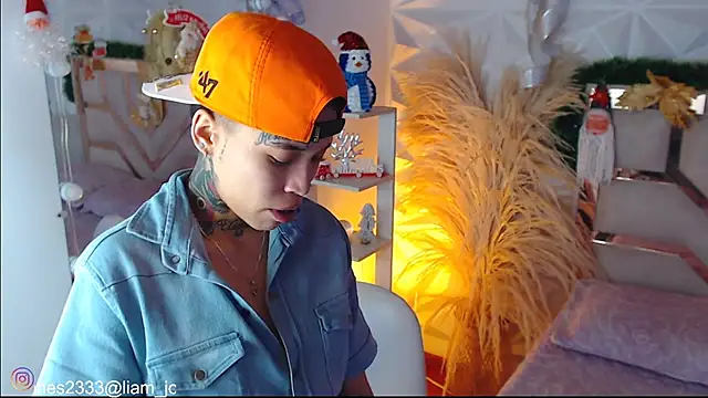 Jonesliam23 online show from December 4, 7:22 pm