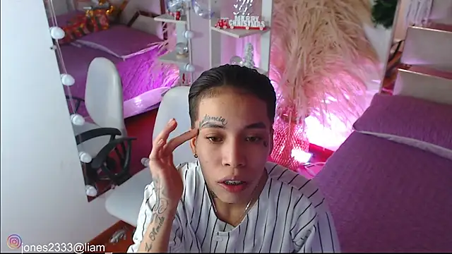 Jonesliam23 online show from December 18, 7:20 pm