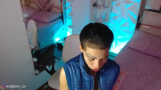 Jonesliam23 online show from May 1, 8:13 pm