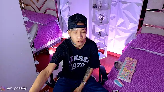 Snapshot of Jonesliam23 chatting on May 11, 7:22 pm Jonesliam23 online show from May 11, 7:22 pm