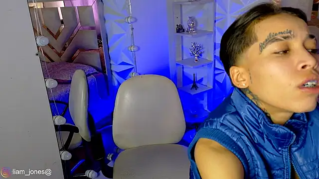 Snapshot of Jonesliam23 chatting on May 21, 7:54 pm Jonesliam23 online show from May 21, 7:54 pm