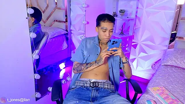 Snapshot of Jonesliam23 chatting on May 31, 8:43 pm Jonesliam23 online show from May 31, 8:43 pm