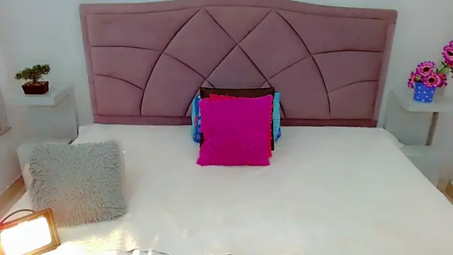 Snapshot of laura_sweett120 chatting on February 14, 3:54 am laura sweett120 online show from February 14, 3:54 am