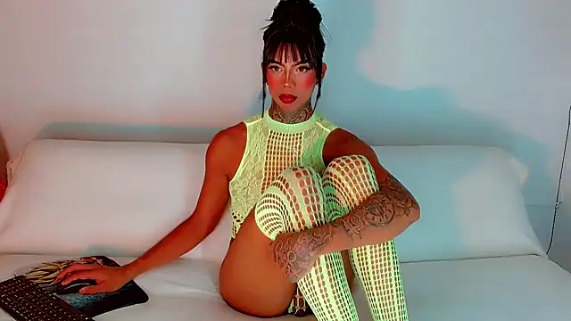 Snapshot of laura_sweett120 chatting on February 21, 10:48 pm laura sweett120 online show from February 21, 10:48 pm