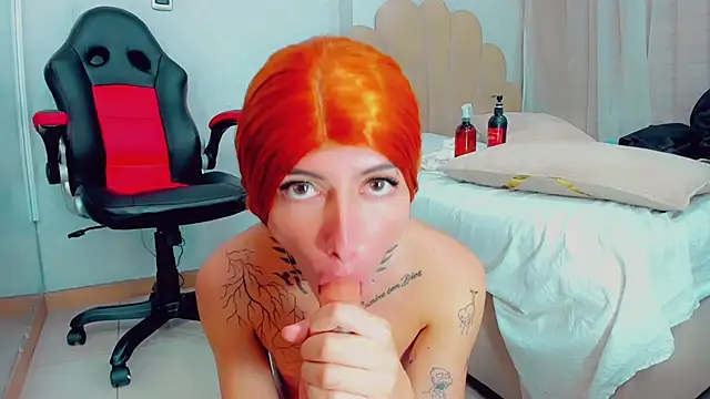 Snapshot of EmilyySaenz chatting on February 25, 8:19 pm EmilyySaenz online show from February 25, 8:19 pm