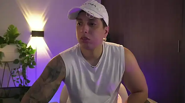 Snapshot of appolo_allen chatting on February 4, 3:04 pm appolo allen online show from February 4, 3:04 pm