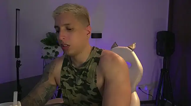 Snapshot of appolo_allen chatting on March 21, 9:12 pm appolo allen online show from March 21, 9:12 pm