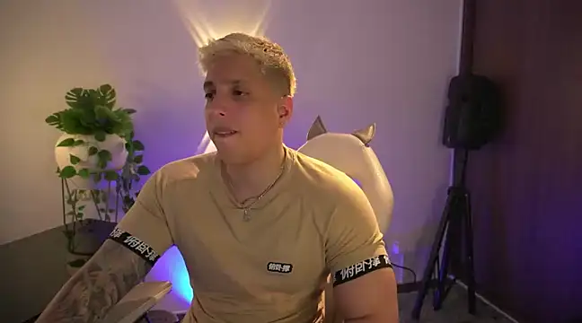 Snapshot of appolo_allen chatting on March 22, 11:53 pm appolo allen online show from March 22, 11:53 pm