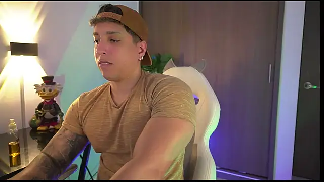 Snapshot of appolo_allen chatting on October 31, 5:41 am appolo allen online show from October 31, 5:41 am