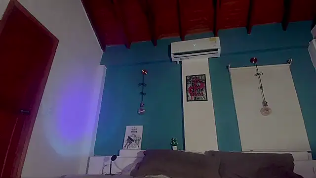 Snapshot of ariana-white- chatting on October 22, 2:23 am ariana-white- online show from October 22, 2:23 am