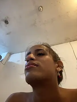 AlexaWarner online show from August 5, 10:33 pm