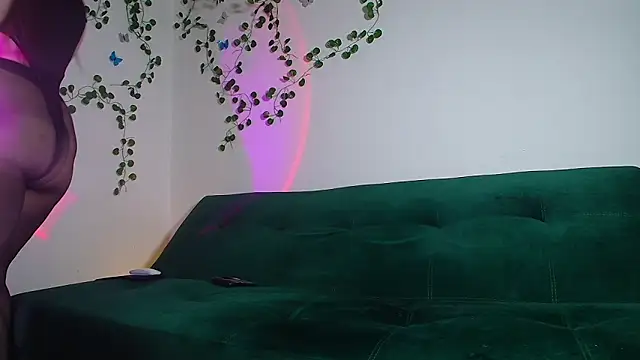 Snapshot of cattaleya02 chatting on December 19, 12:56 am cattaleya02 online show from December 19, 12:56 am