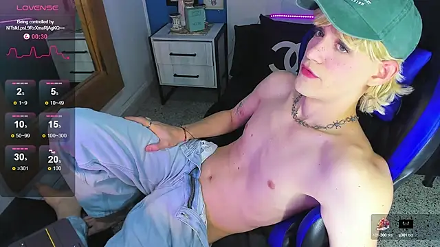 VladHellsing4 online show from September 10, 2:39 pm